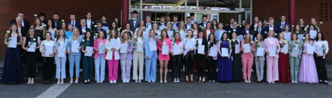 2022-06 GSG Stadtlohn – Abitur 2022 – Stufenfoto