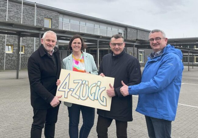 2025 Vierzügigkeit Gymnasium mit Banner